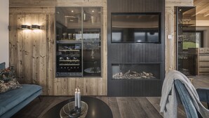 Un intérieur moderne avec un mur en bois, une cheminée et un téléviseur.