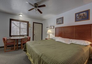 Habitació estàndard, 1 llit de matrimoni gran | Planxa i posts de planxar, wifi gratuïta i roba de llit 