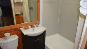 Ein Badezimmer mit Toilette, Waschbecken und Badewanne.