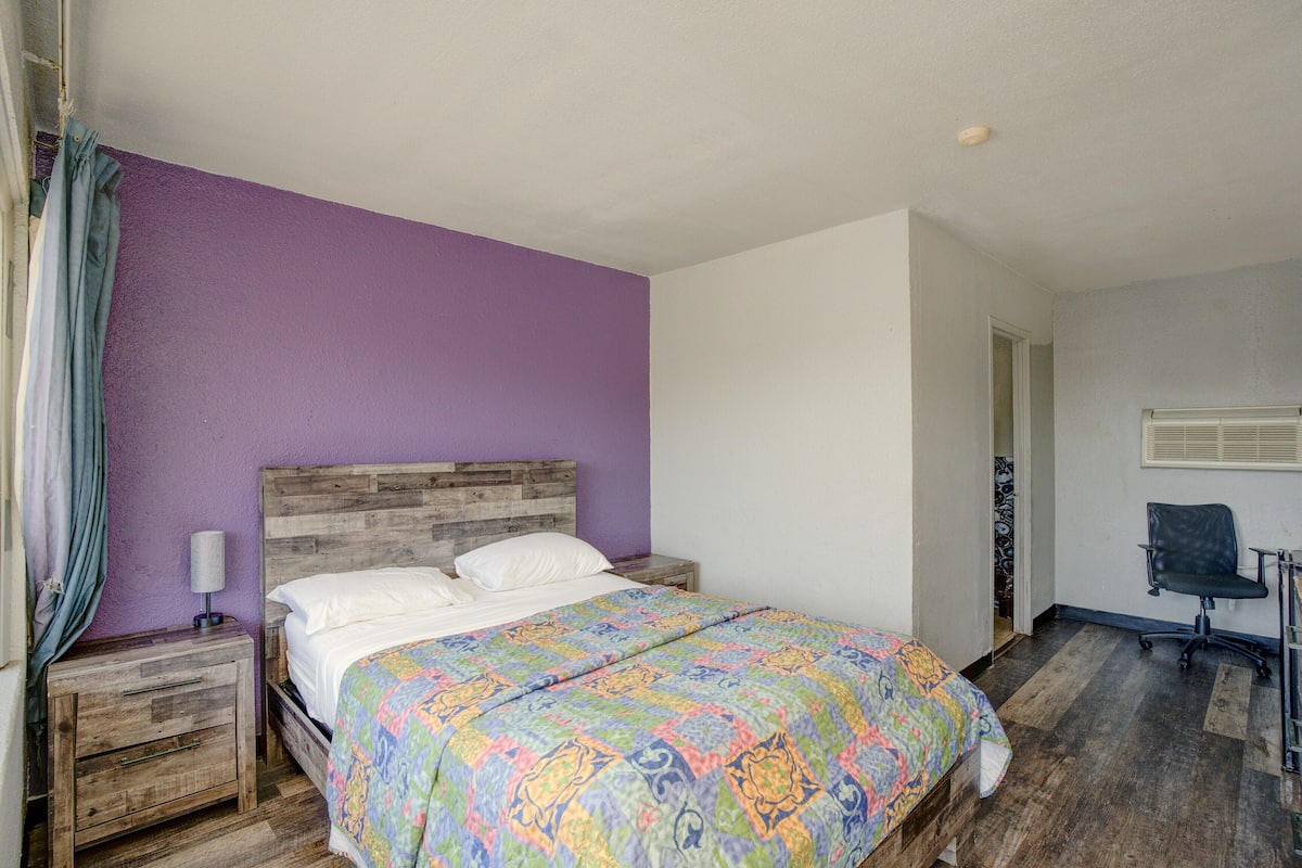 Room, 1 Queen Bed, Non Smoking | Desk, free WiFi, bed sheets