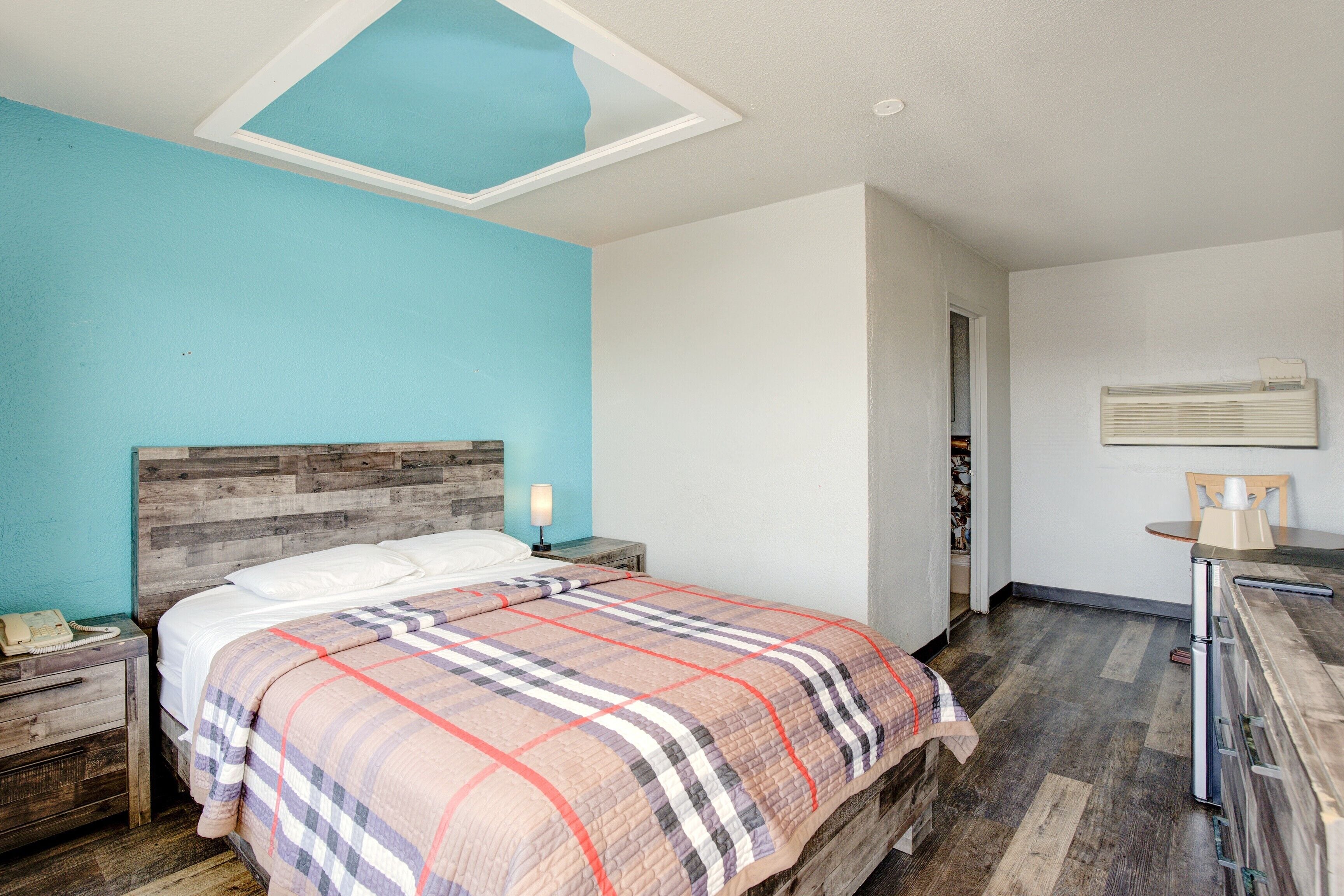 Camera, 1 letto queen, fumatori | Una scrivania, Wi-Fi gratuito, lenzuola