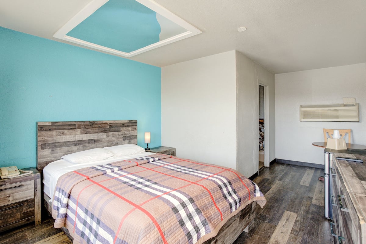 Room, 1 Queen Bed, Smoking | Desk, free WiFi, bed sheets