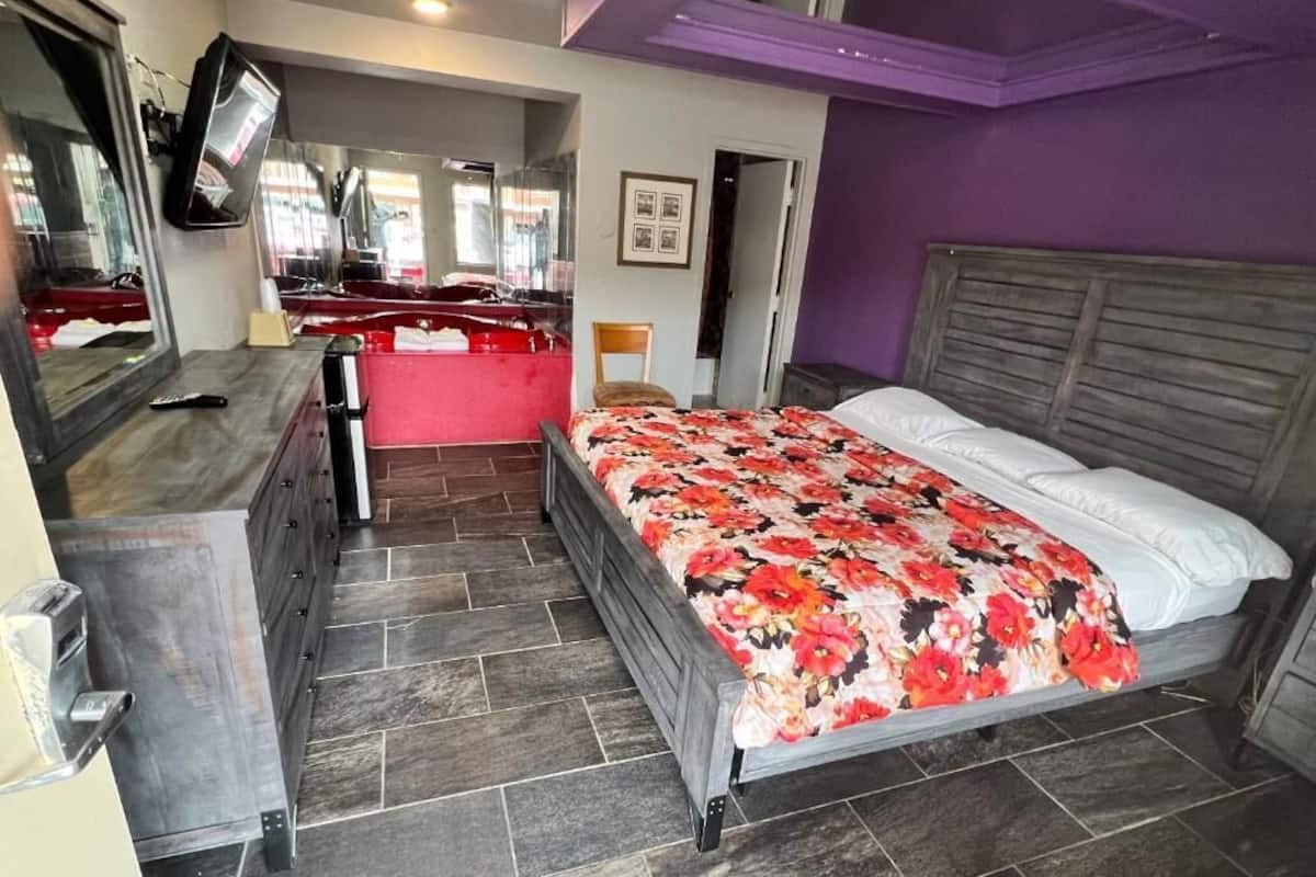 Suite, 1 King Bed, Smoking, Hot Tub | Desk, free WiFi, bed sheets