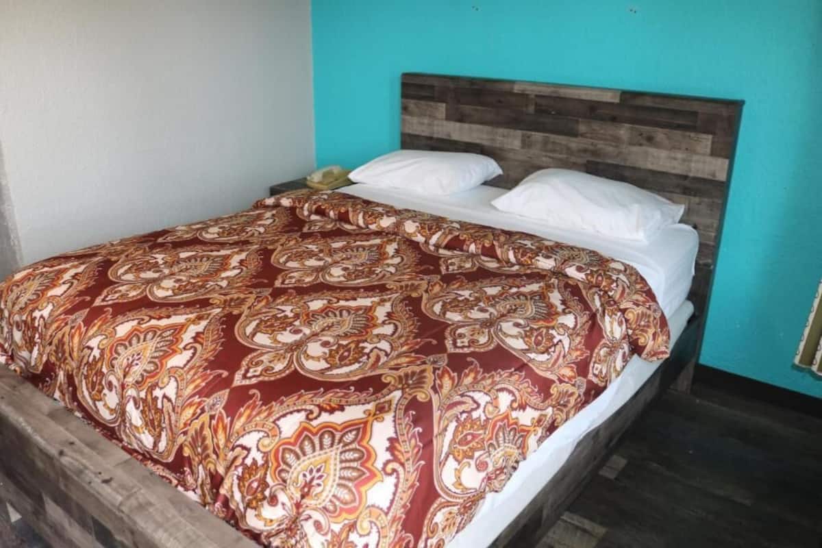 Room, 1 Queen Bed, Smoking | Desk, free WiFi, bed sheets