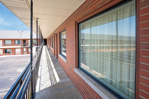 Hotel O Miami Inn & Suites Chicago Midway Airport