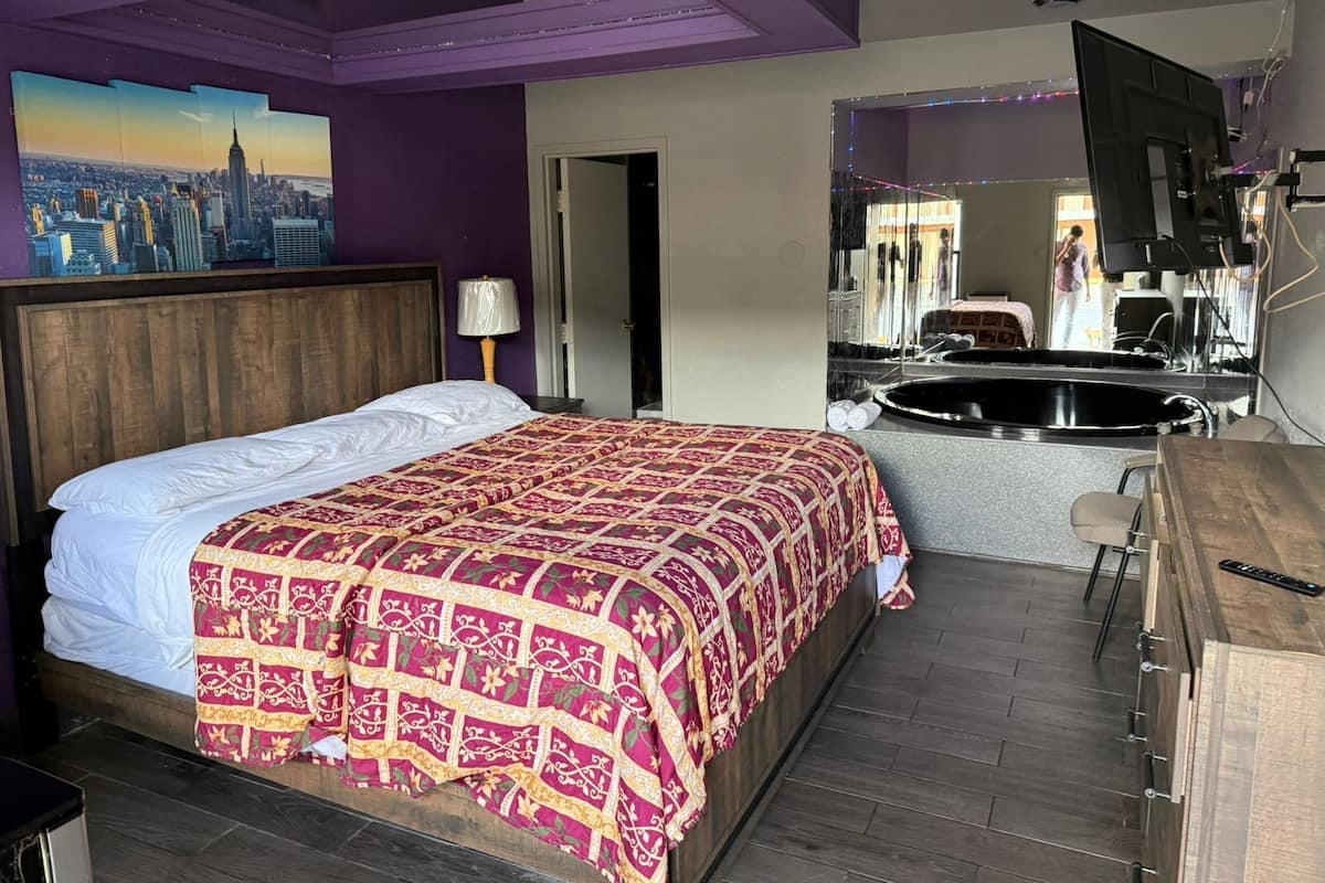Room, 1 King Bed, Smoking, Jetted Tub | Desk, free WiFi, bed sheets