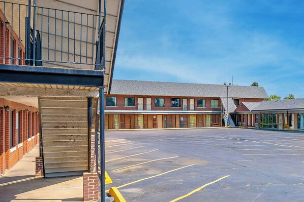A parking lot with a building in the background. - Hotel O Miami Inn & Suites Chicago Midway Airport (Oak Lawn)