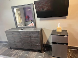 Sviitti, 1 suuri parisänky, tupakointi sallittu (Jacuzzi Tub) | Työpöytä, ilmainen Wi-Fi, vuodevaatteet