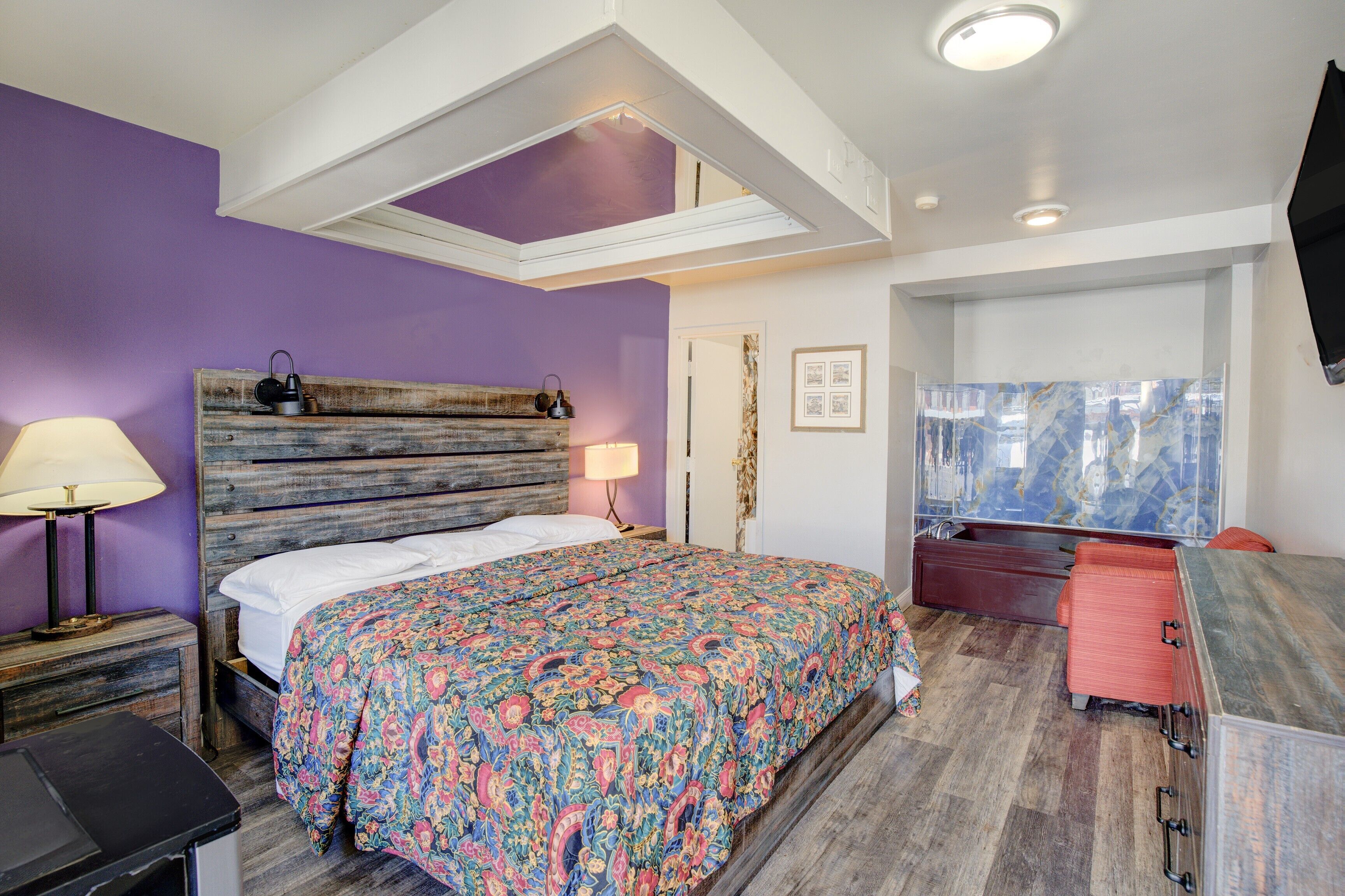 Room, 1 King Bed, Smoking, Jetted Tub | Desk, free WiFi, bed sheets