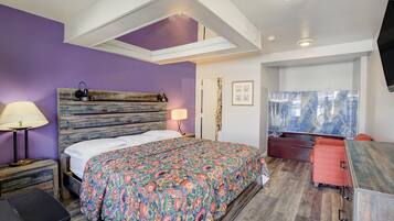 Kamer, 1 kingsize bed, roken, bubbelbad | Een bureau, gratis wifi, beddengoed