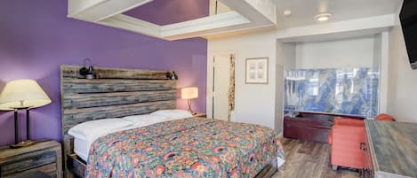 Room, 1 King Bed, Smoking, Jetted Tub | Desk, free WiFi, bed sheets
