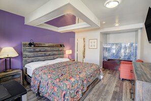 Room, 1 King Bed, Smoking, Jetted Tub | Desk, free WiFi, bed sheets