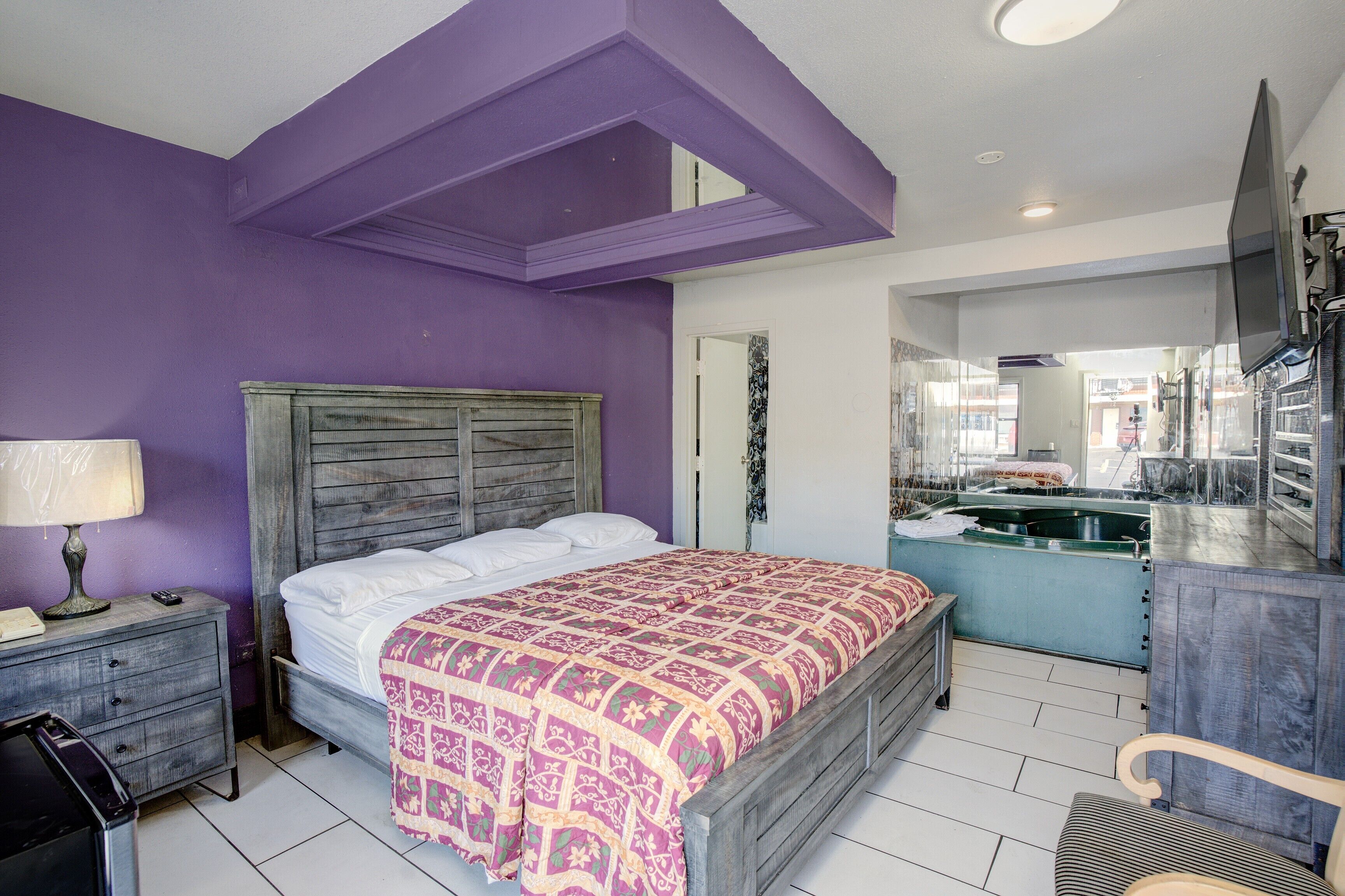 Suite, 1 letto king, fumatori (Jacuzzi Tub) | Una scrivania, Wi-Fi gratuito, lenzuola