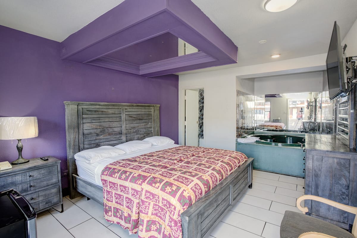 Suite, 1 King Bed, Smoking (Jacuzzi Tub) | Desk, free WiFi, bed sheets