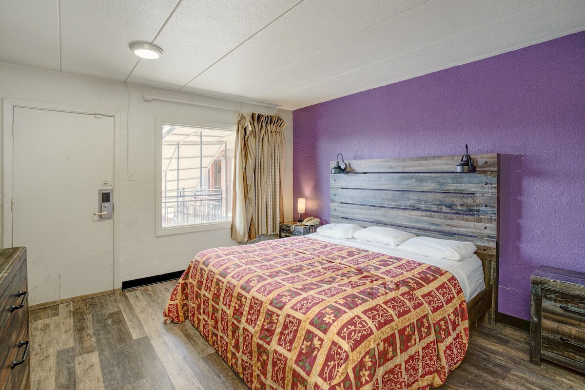 Room, 1 King Bed, Non Smoking | Desk, free WiFi, bed sheets