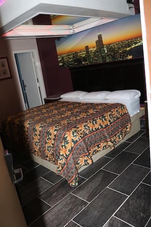 Room, 1 King Bed, Smoking, Jetted Tub | Desk, free WiFi, bed sheets