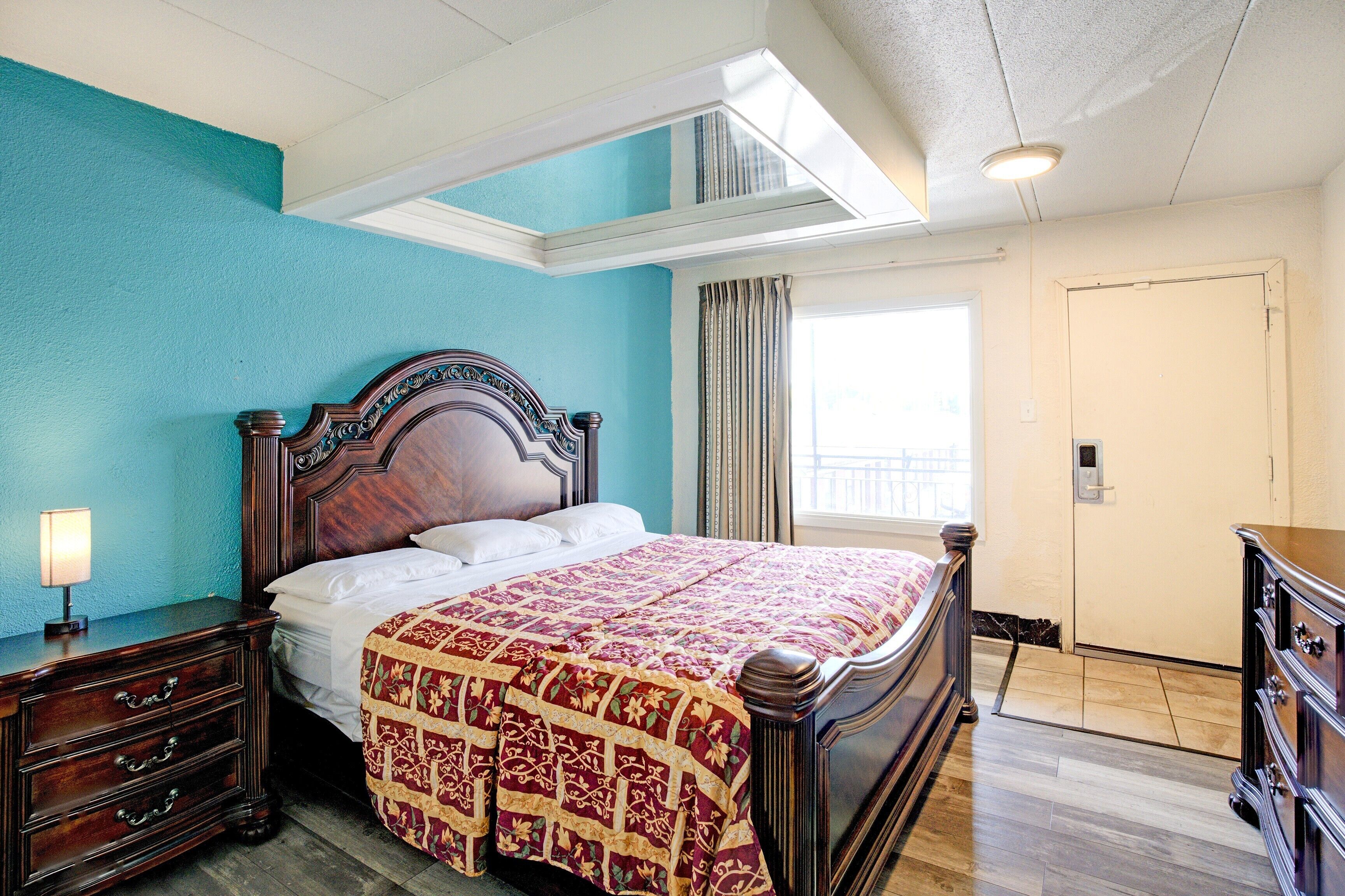 Camera, 1 letto king, fumatori | Una scrivania, Wi-Fi gratuito, lenzuola