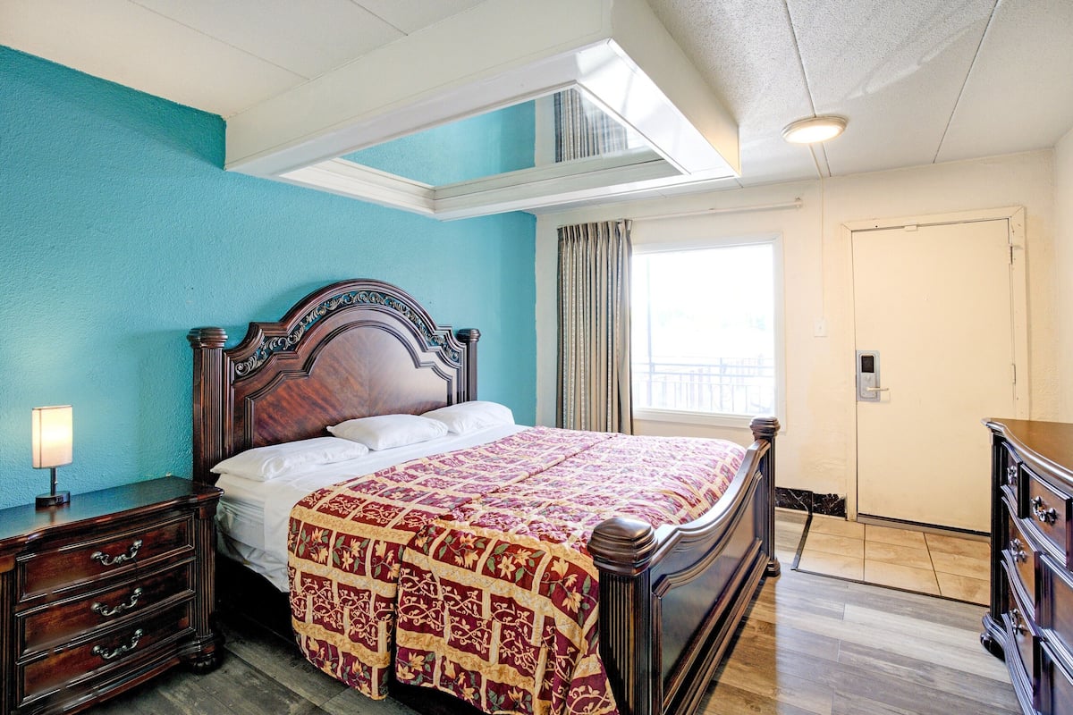 Room, 1 King Bed, Smoking | Desk, free WiFi, bed sheets