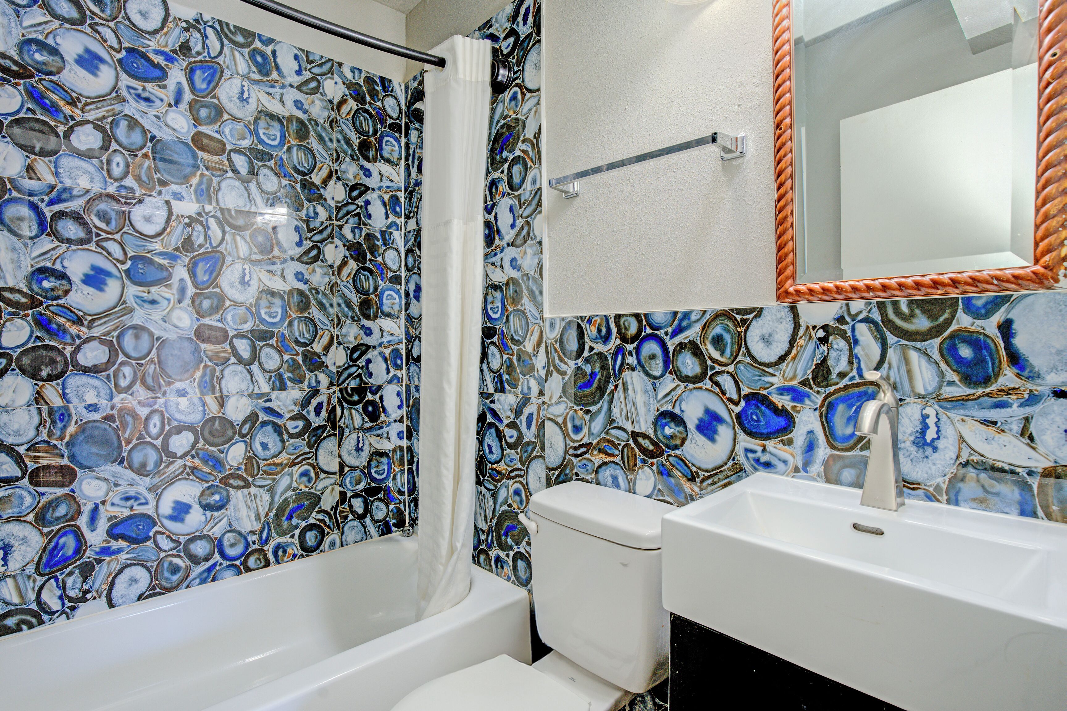 ห้องสวีท, เตียงคิงไซส์ 1 เตียง, สูบบุหรี่ได้ (Jacuzzi Tub) | ห้องน้ำ | ของใช้ในห้องน้ำฟรี, ไดร์เป่าผม (มีให้บริการตามคำขอ), ผ้าเช็ดตัว