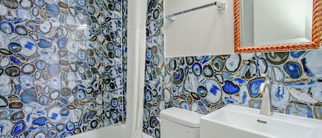 Suite, 1 King-Bett, Raucher (Jacuzzi Tub) | Badezimmer | Kostenlose Toilettenartikel, Haartrockner, Handtücher