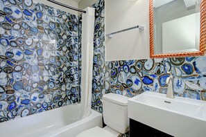 套房, 1 张特大床, 吸烟房 (Jacuzzi Tub) | 浴室 | 免费洗浴用品、吹风机、毛巾