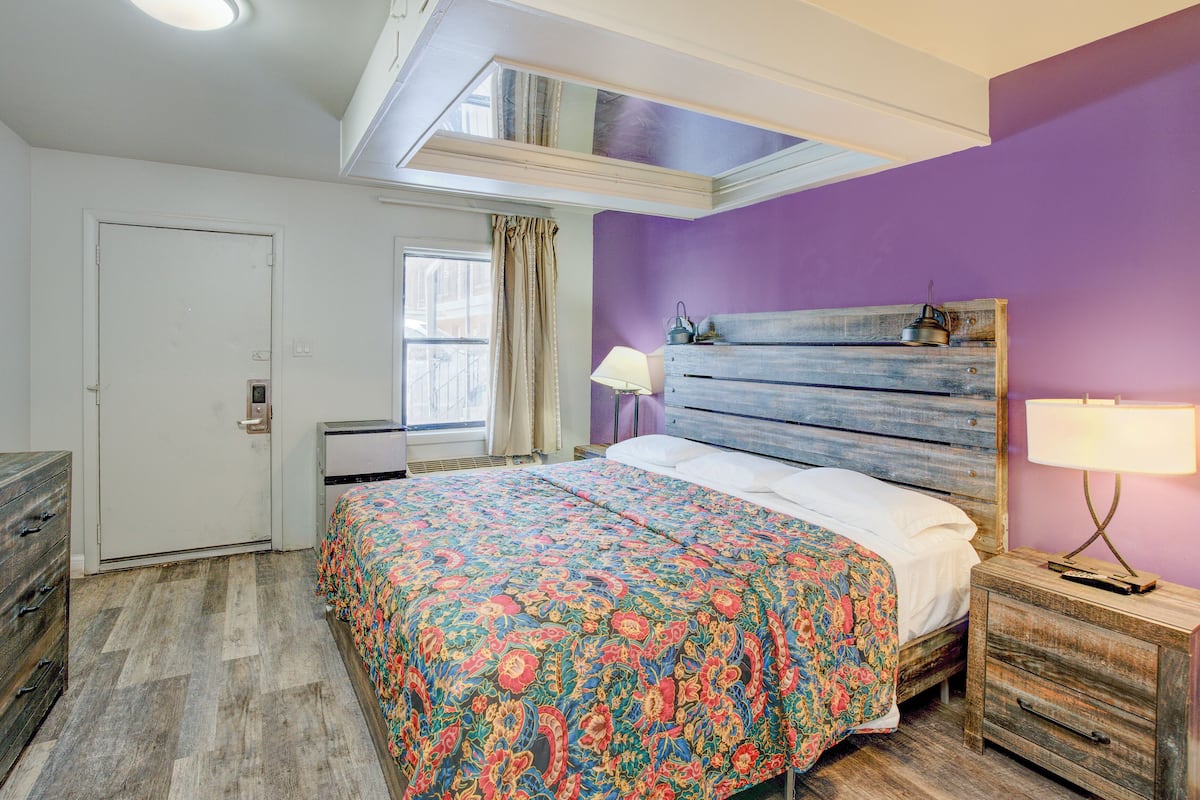 Room, 1 King Bed, Smoking, Jetted Tub | Desk, free WiFi, bed sheets