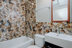 客房, 1 张特大床, 吸烟房, 按摩浴缸 | 浴室 | 免费洗浴用品、吹风机、毛巾