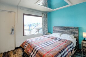 Habitación, 1 cama de matrimonio, fumadores | Escritorio, wifi gratis, ropa de cama