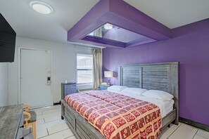 Suite, 1 très grand lit, fumeurs (Jacuzzi Tub) | Bureau, Wi-Fi gratuit, draps fournis