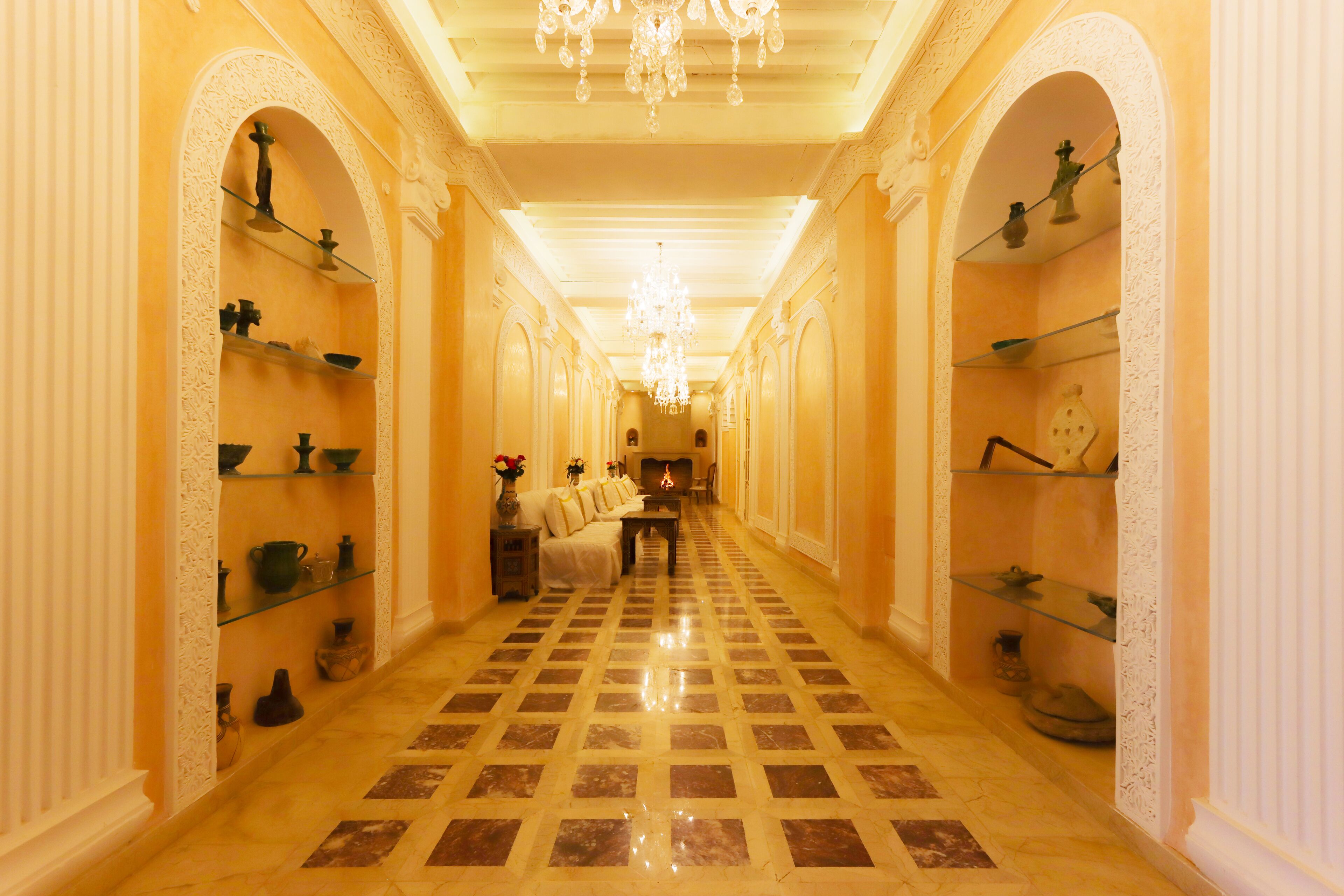 Lobby-lounge