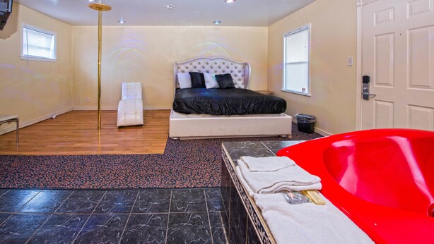 Luxury Room, 1 King Bed, Hot Tub | Desk, WiFi (free) - Presidential Inn & Suites (Matteson)