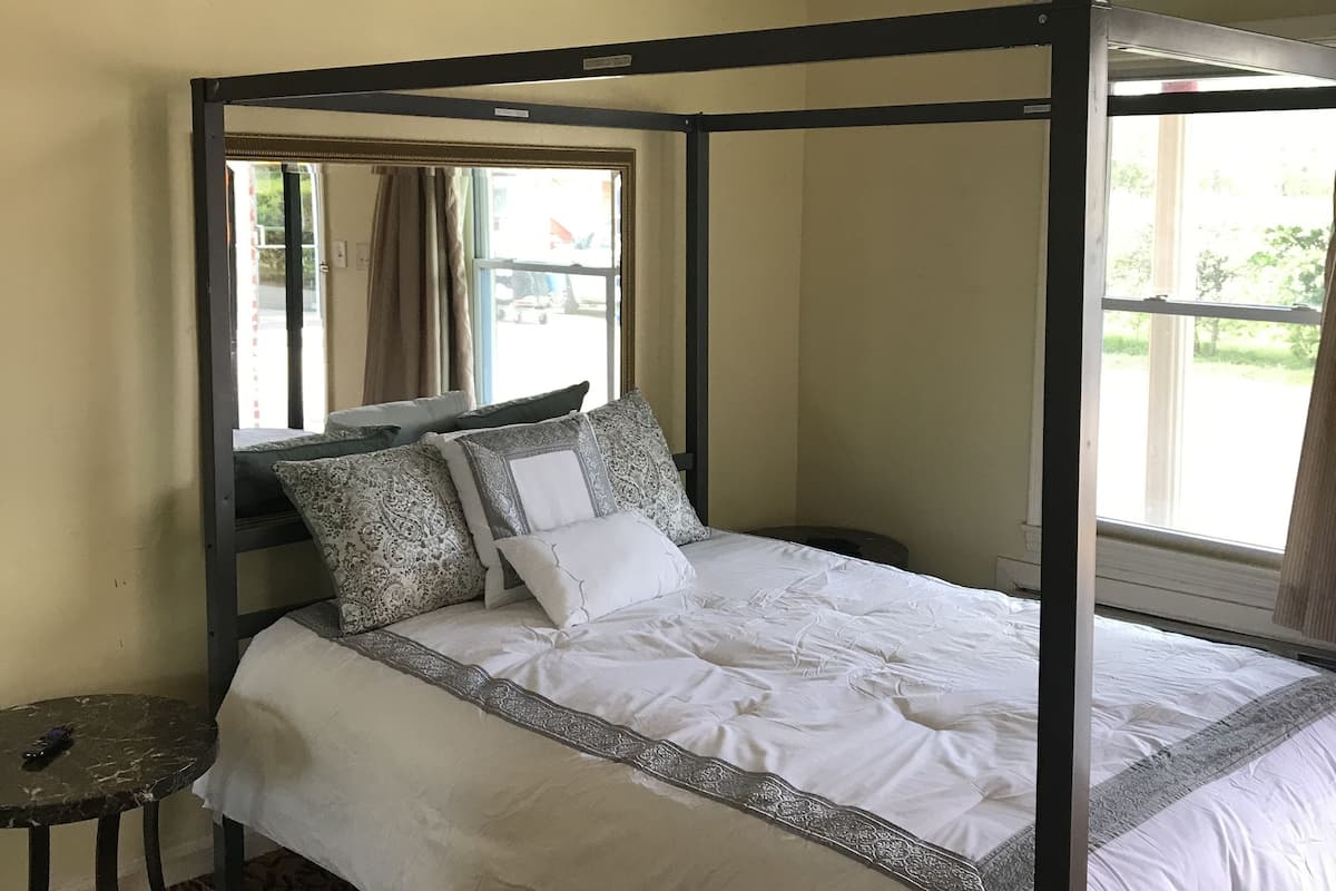 Romantische suite, 1 queensize bed, koelkast | Een bureau, gratis wifi