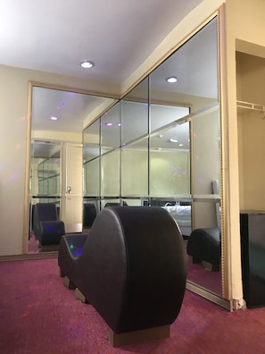 Romantic Suite, 1 Queen Bed, Hot Tub | Interior