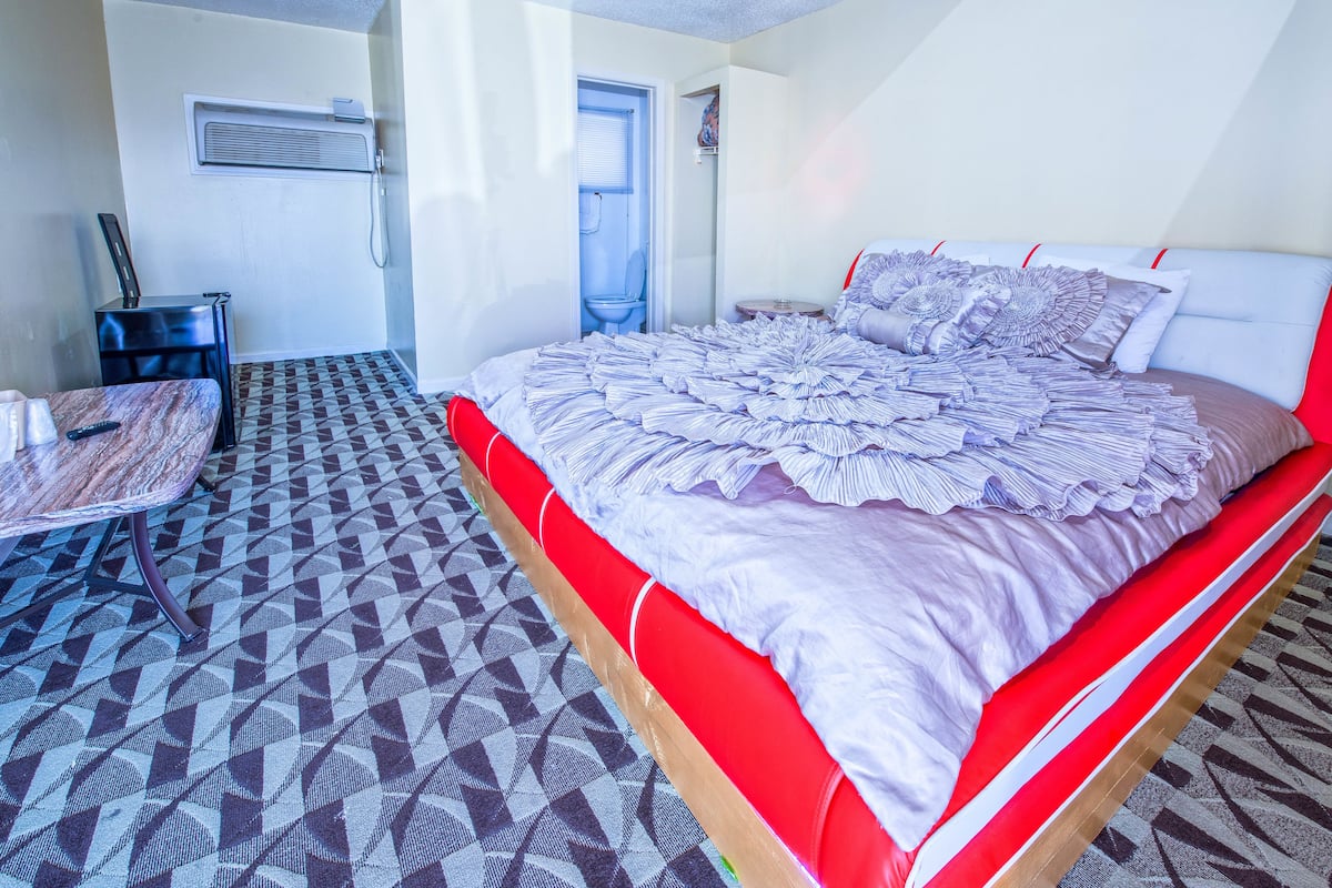 Signature Suite, 1 King Bed, Refrigerator | Desk, WiFi (free)