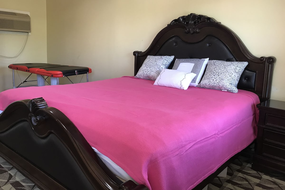 Romantische suite, koelkast | Een bureau, gratis wifi