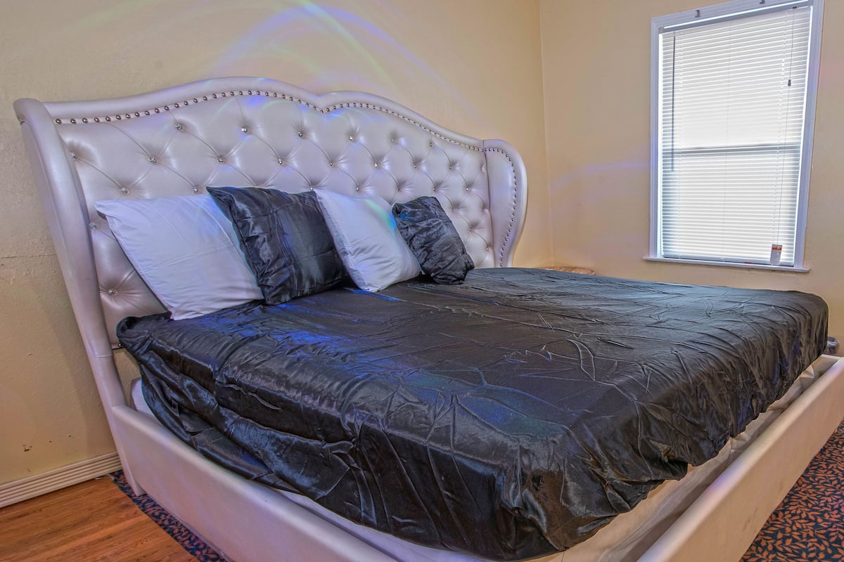 Romantische suite, 1 queensize bed, hot tub | Een bureau, gratis wifi