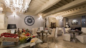 Interior - Le Bifore (Cortona)