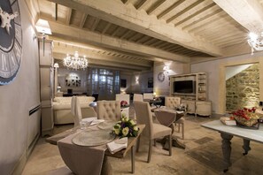 Interior - Le Bifore (Cortona)