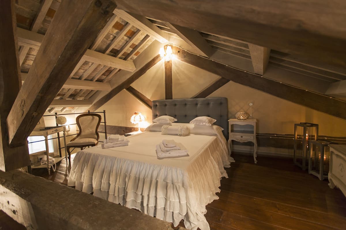 Suite romantique, terrasse | Draps en coton égyptien, literie de qualité, couette en duvet