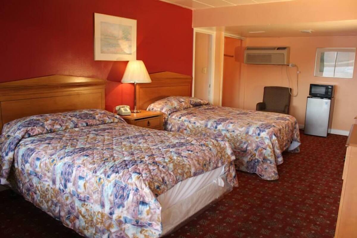 Classic Room, 2 Double Beds | Desk, WiFi (free)