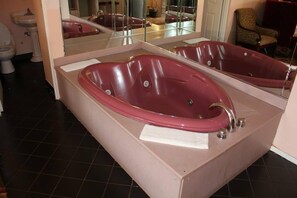 Jetted bathtub