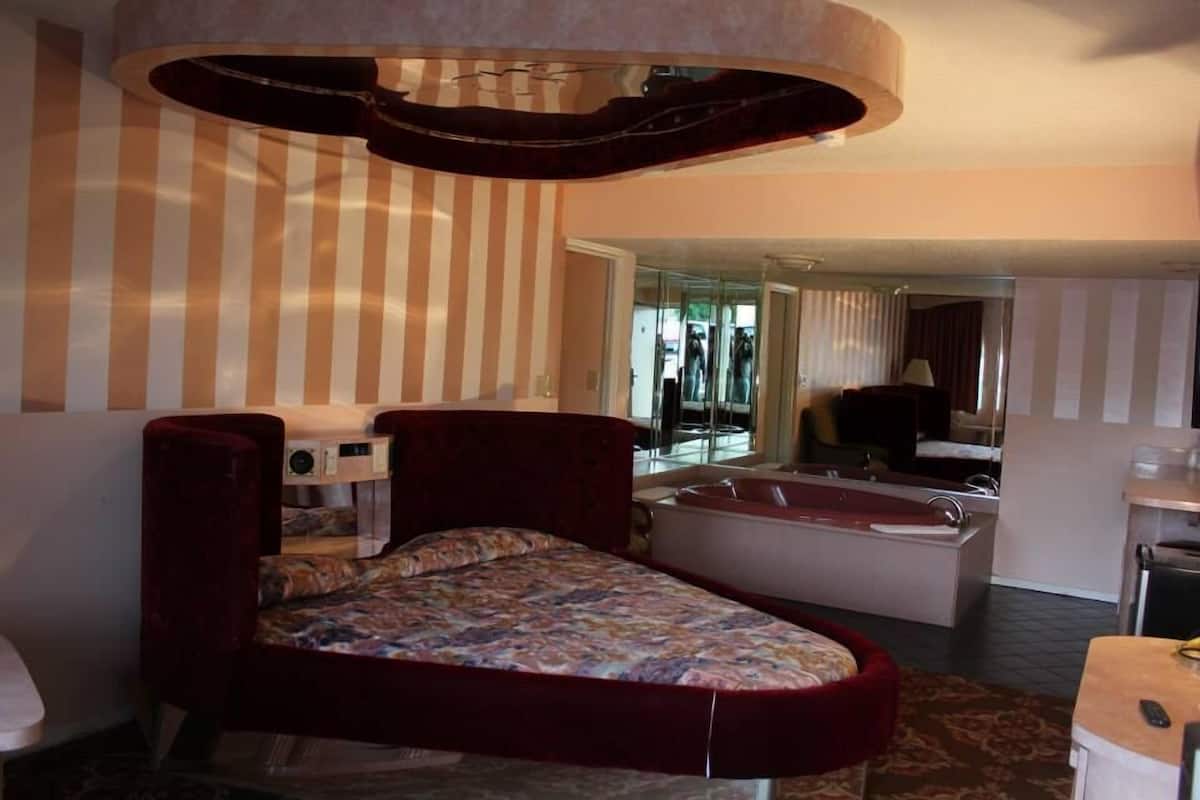 Romantische suite, 1 kingsize bed, hot tub | Een bureau, gratis wifi