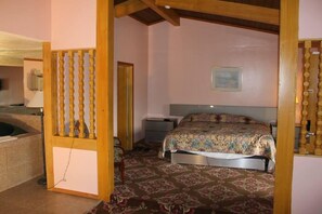 Romantisk suite, 1 kingsize-seng, spabadekar | Skrivebord og wi-fi (inkludert)