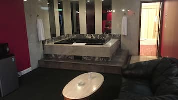 Suite, 1 King Bed, Smoking, Jetted Tub | Jetted tub