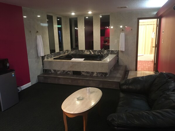 套房, 1 張特大雙人床, 吸煙房, 按摩浴缸 | 按摩浴缸