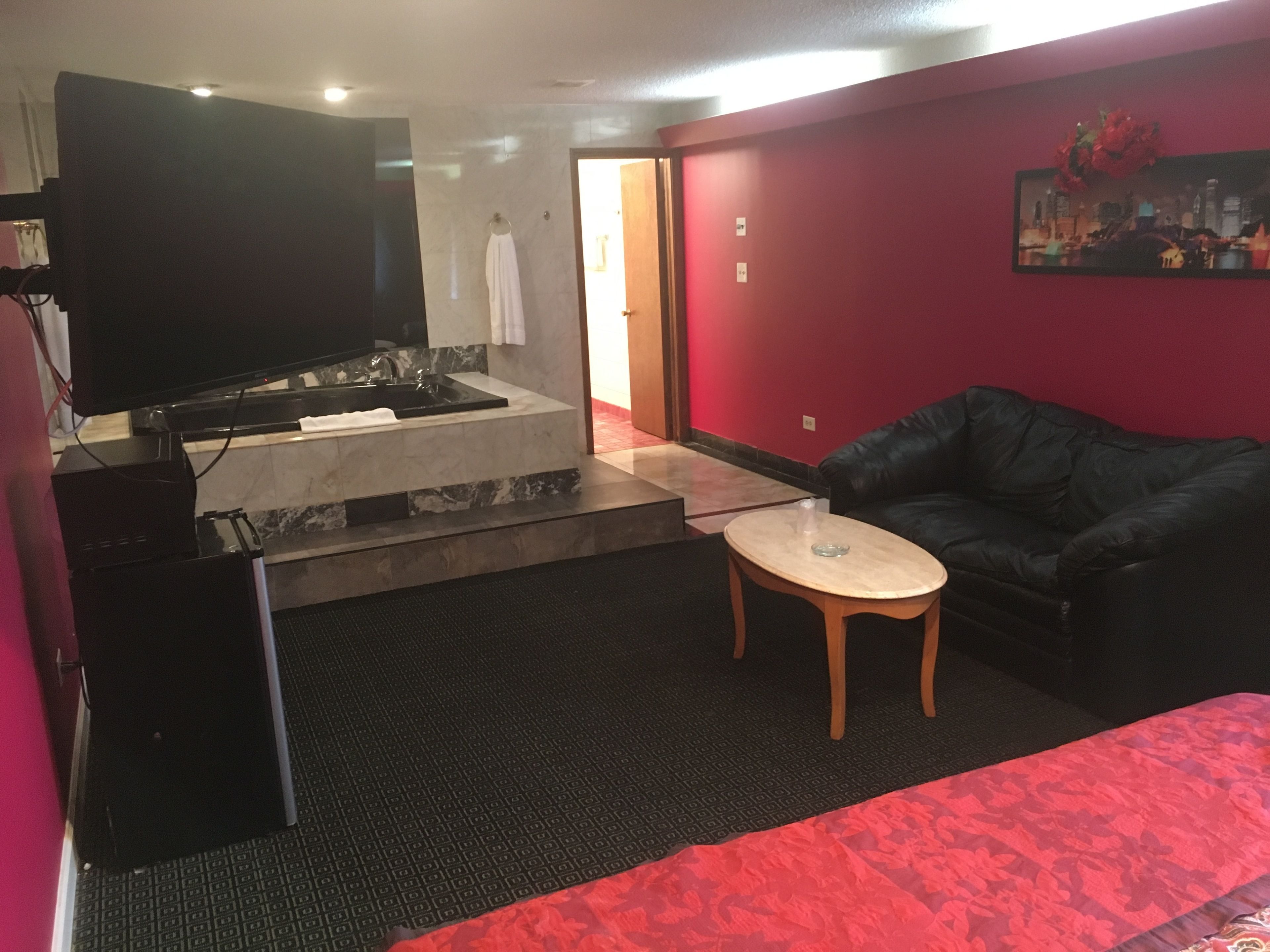 Suite, 1 King Bed, Smoking, Jetted Tub | Free WiFi, bed sheets