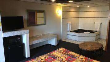 Suite, 1 Queen Bed, Smoking, Jetted Tub