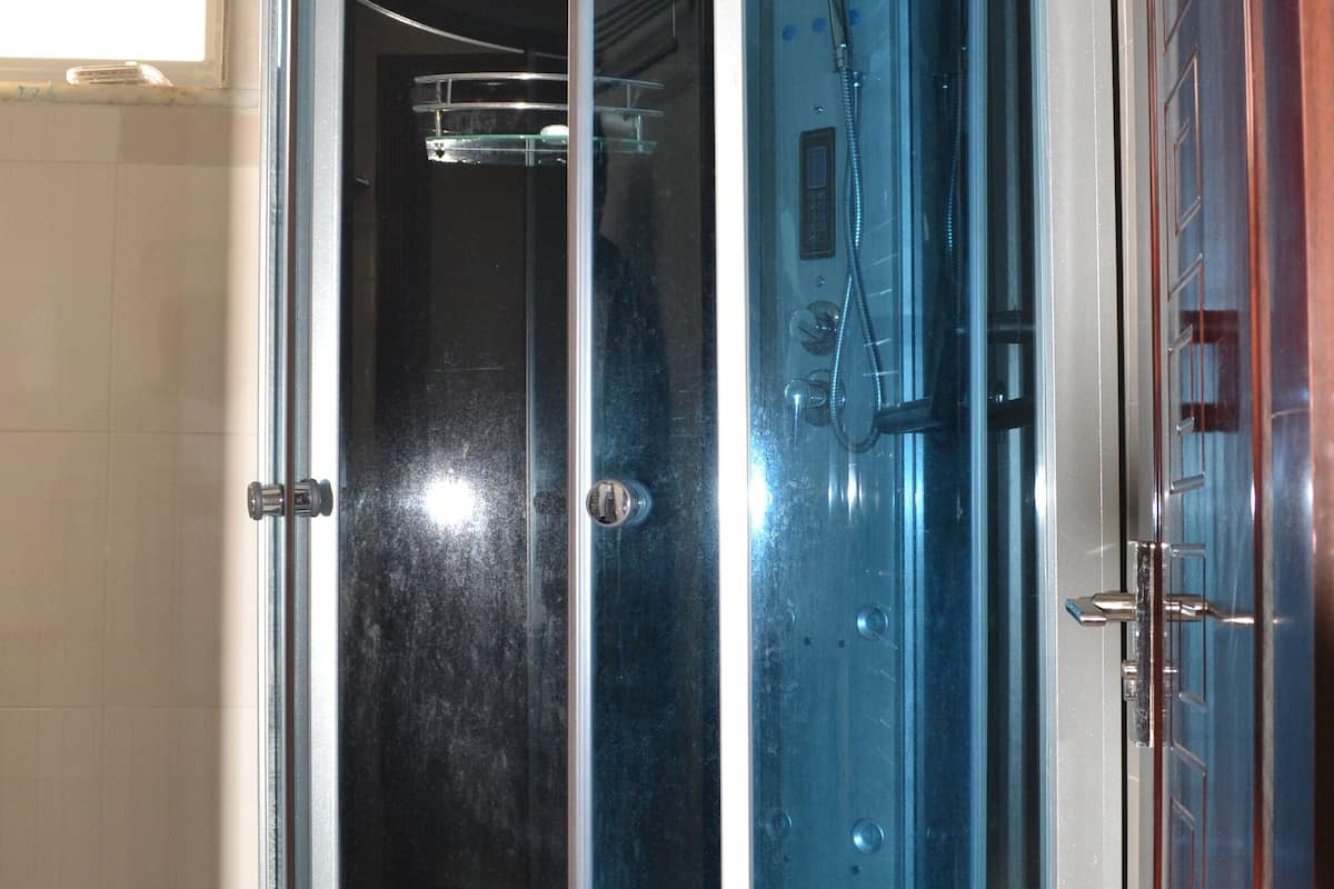 deluxe double room | bathroom | eco-friendly toiletries, slippers, towels