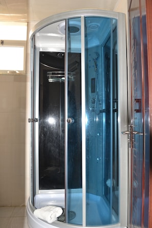 Enjoy a convenient shower experience with a handheld showerhead and seat.