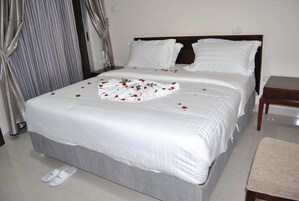 Ropa de cama de alta calidad, muebles diferentes y escritorio 